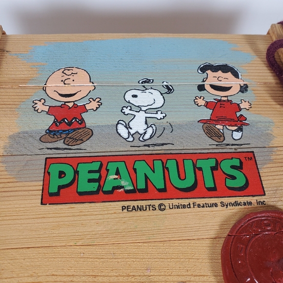 Kurt Adler Polonaise Peanuts Ornaments Snoopy and Lucy in Wood Crate - Picture 13 of 16